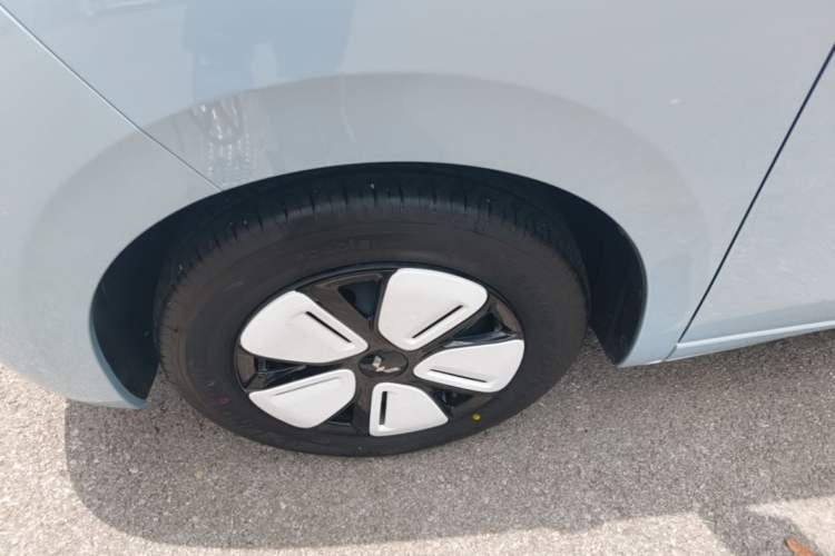 Used Wuling Hongguang MINIEV 2025 Four-Door Version Advanced Edition Left Front Wheel Hub