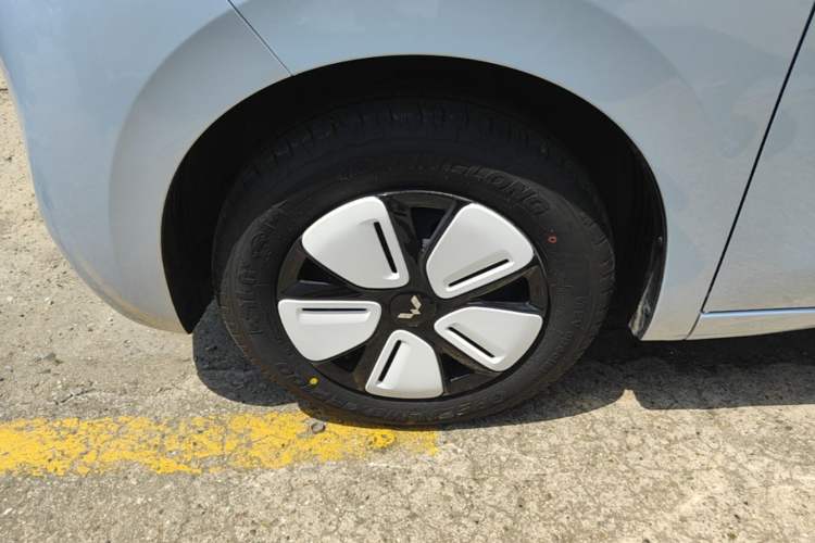 Used Wuling Hongguang MINIEV 2025 Four-Door Version Advanced Edition Left Front Wheel Hub