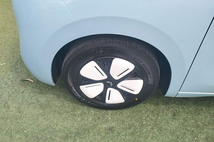 Used Wuling Hongguang MINIEV 2025 Four-Door Version Advanced Edition Left Front Wheel Hub