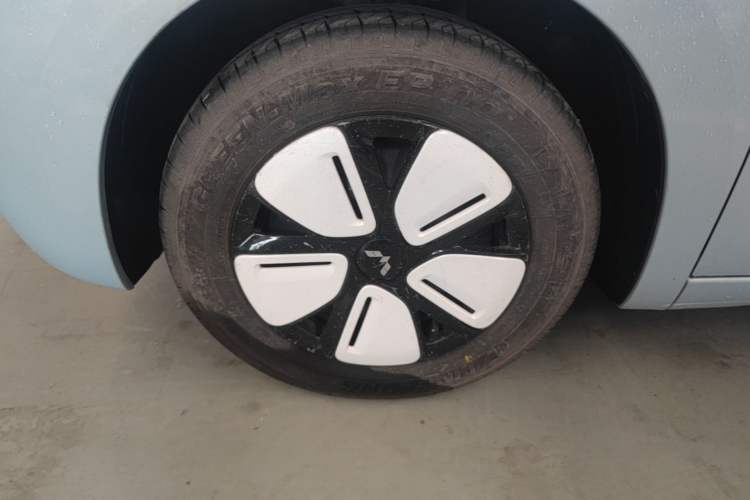 Used Wuling Hongguang MINIEV 2025 Four-Door Version Premium Edition Left Front Wheel Hub