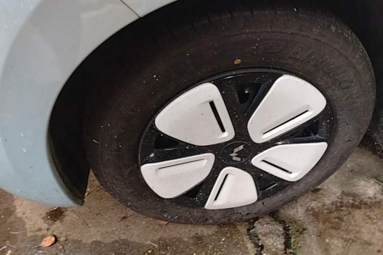 Used Wuling Hongguang MINIEV 2025 Four-Door Version Advanced Edition Left Front Wheel Hub