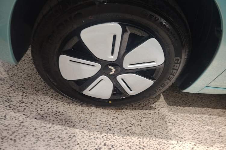 Used Wuling Hongguang MINIEV 2025 Four-Door Version Zhenxiang+ Edition Left Front Wheel Hub
