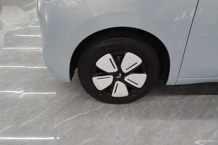 Used Wuling Hongguang MINIEV 2025 Four-Door Version Zhenxiang+ Edition Left Front Wheel Hub
