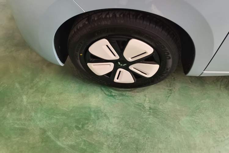 Used Wuling Hongguang MINIEV 2025 Four-Door Version Premium Edition Left Front Wheel Hub
