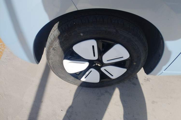 Used Wuling Hongguang MINIEV 2025 Four-Door Version Advanced Edition Left Front Wheel Hub