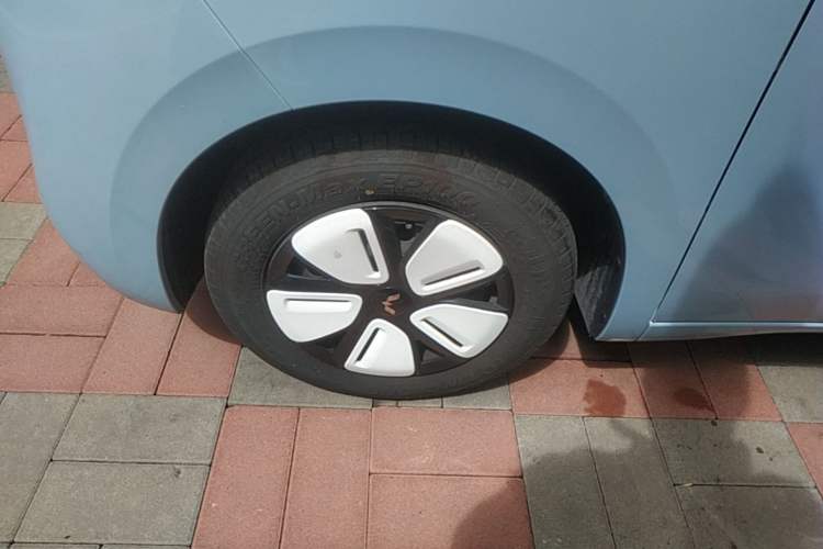 Used Wuling Hongguang MINIEV 2025 Four-Door Version Zhenxiang+ Edition Left Front Wheel Hub