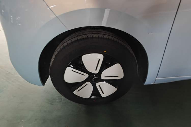 Used Wuling Hongguang MINIEV 2025 Four-Door Version Premium Edition Left Front Wheel Hub