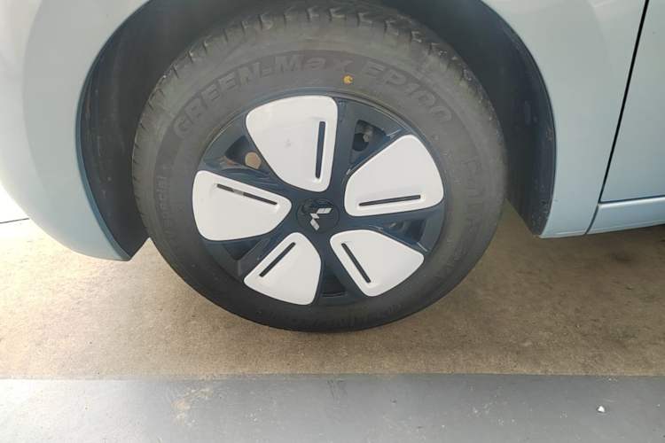 Used Wuling Hongguang MINIEV 2025 Four-Door Version Zhenxiang+ Edition Left Front Wheel Hub