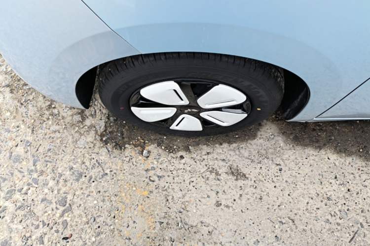 Used Wuling Hongguang MINIEV 2025 Four-Door Version Advanced Edition Left Front Wheel Hub