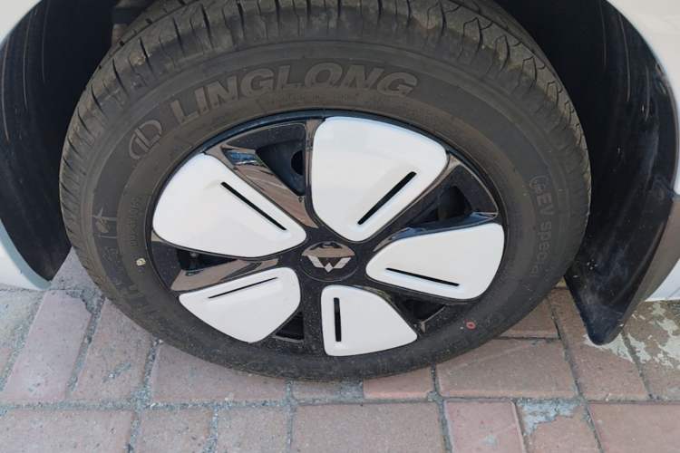 Used Wuling Hongguang MINIEV 2025 Four-Door Version Zhenxiang+ Edition Left Front Wheel Hub