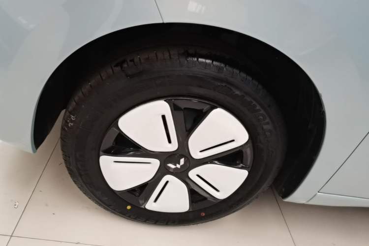 Used Wuling Hongguang MINIEV 2025 Four-Door Version Advanced Edition Left Front Wheel Hub