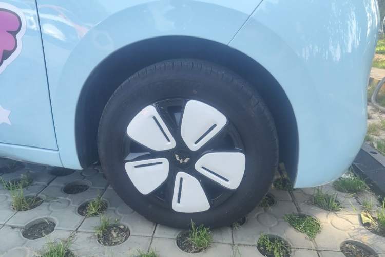 Used Wuling Hongguang MINIEV 2025 Four-Door Version Advanced Edition Right Front Wheel Hub