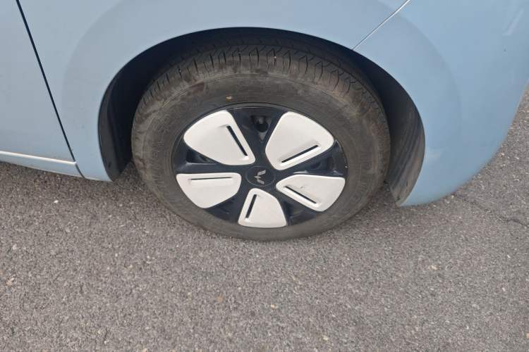 Used Wuling Hongguang MINIEV 2025 Four-Door Version Advanced Edition Right Front Wheel Hub