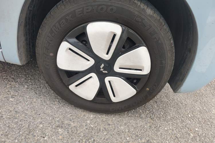 Used Wuling Hongguang MINIEV 2025 Four-Door Version Advanced Edition Right Front Wheel Hub