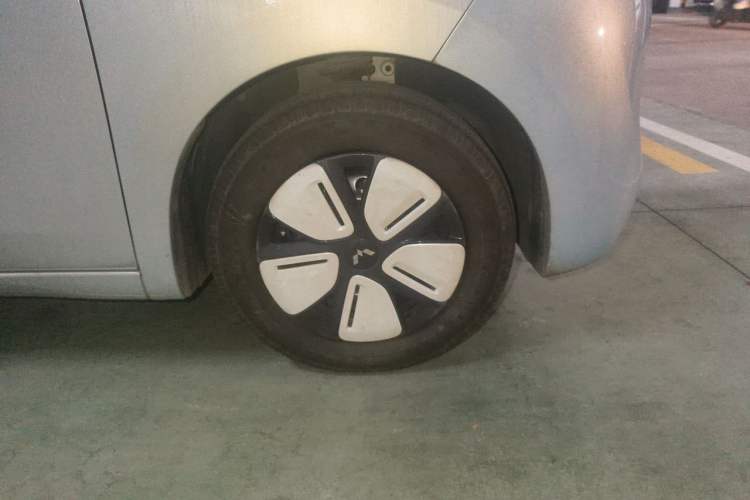 Used Wuling Hongguang MINIEV 2025 Four-Door Version Zhenxiang+ Edition Right Front Wheel Hub