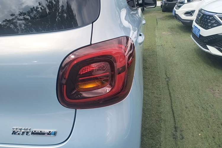 Used Wuling Hongguang MINIEV 2025 Four-Door Version Advanced Edition Right Rear Taillight