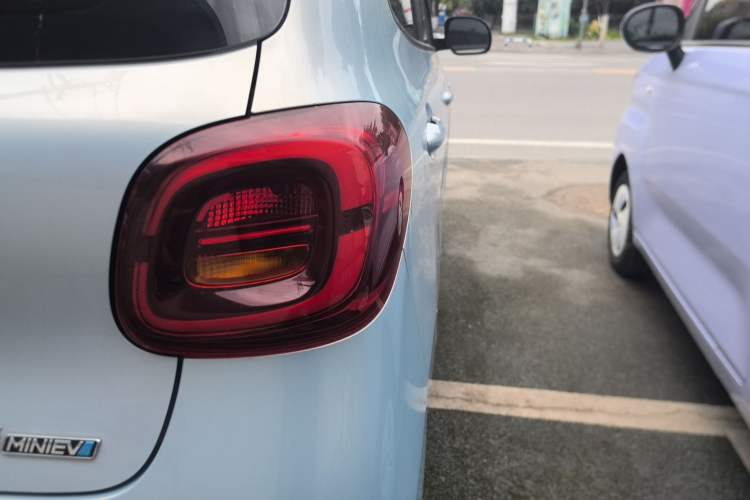 Used Wuling Hongguang MINIEV 2025 Four-Door Version Advanced Edition Right Rear Taillight