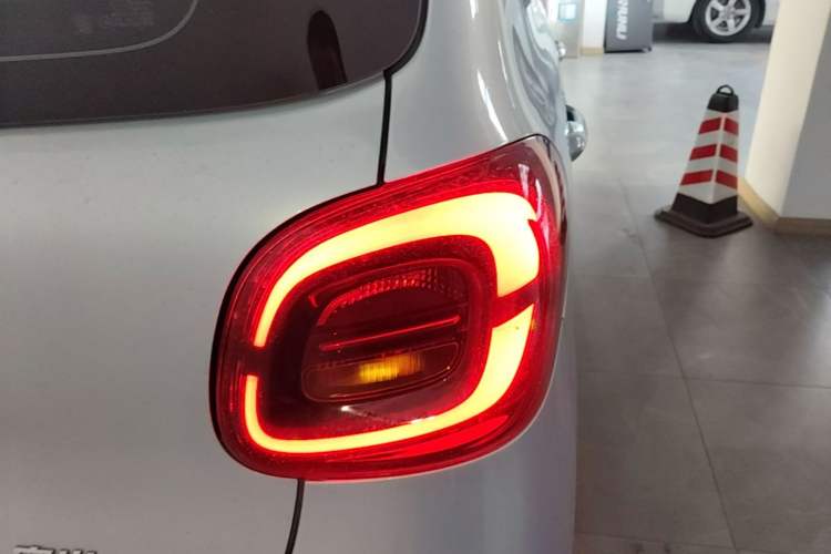 Used Wuling Hongguang MINIEV 2025 Four-Door Version Premium Edition Right Rear Taillight