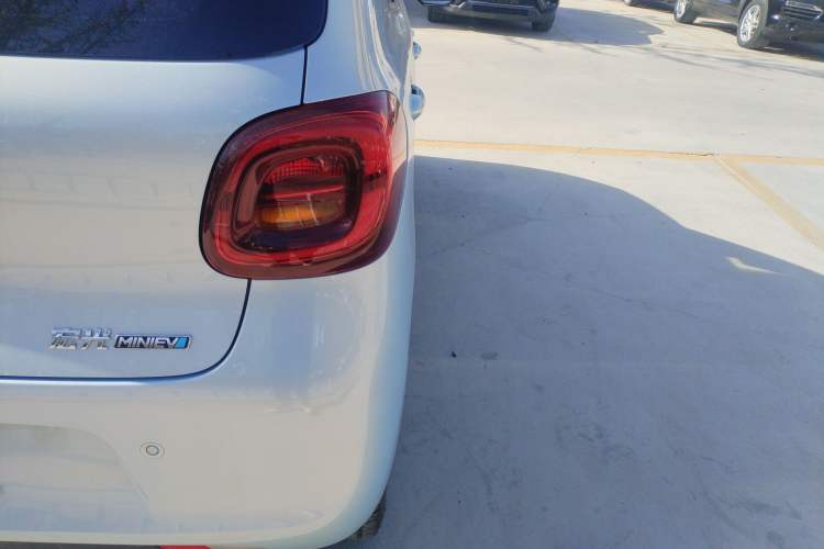 Used Wuling Hongguang MINIEV 2025 Four-Door Version Advanced Edition Right Rear Taillight