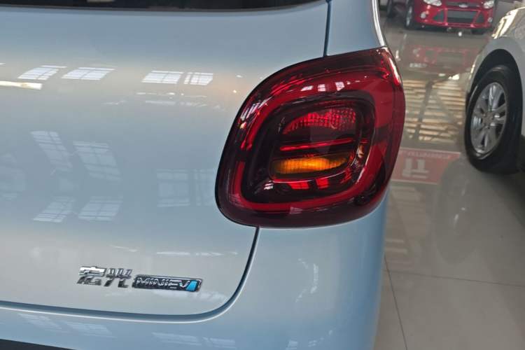 Used Wuling Hongguang MINIEV 2025 Four-Door Version Advanced Edition Right Rear Taillight