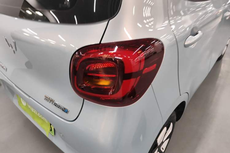 Used Wuling Hongguang MINIEV 2025 Four-Door Version Advanced Edition Right Rear Taillight