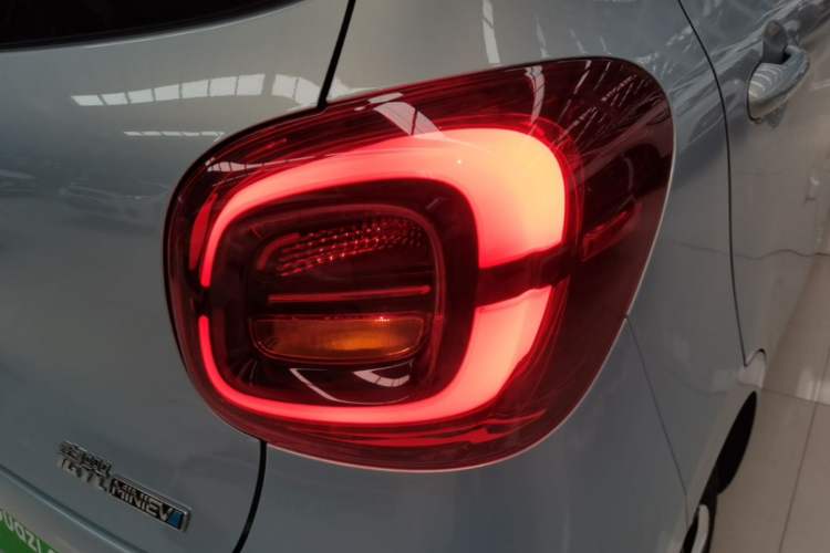 Used Wuling Hongguang MINIEV 2025 Four-Door Version Advanced Edition Right Rear Taillight