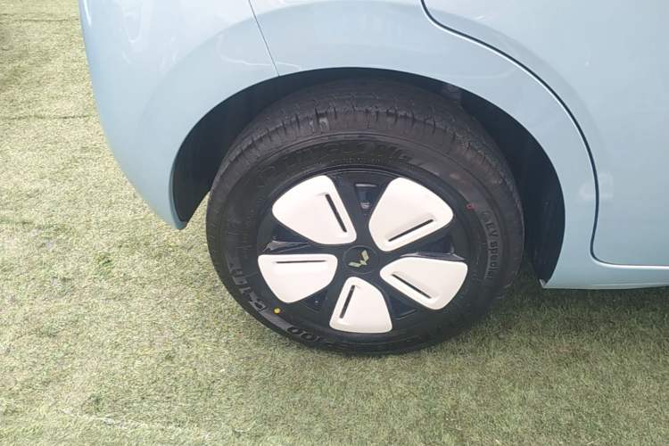 Used Wuling Hongguang MINIEV 2025 Four-Door Version Advanced Edition Right Rear Wheel Hub