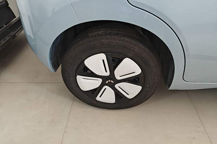 Used Wuling Hongguang MINIEV 2025 Four-Door Version Advanced Edition Right Rear Wheel Hub