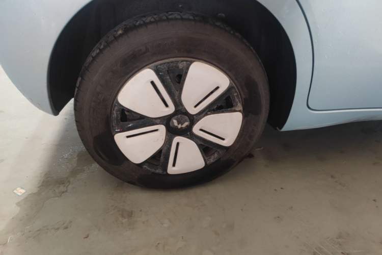 Used Wuling Hongguang MINIEV 2025 Four-Door Version Premium Edition Right Rear Wheel Hub