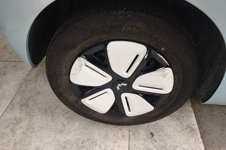 Used Wuling Hongguang MINIEV 2025 Four-Door Version Advanced Edition Right Rear Wheel Hub