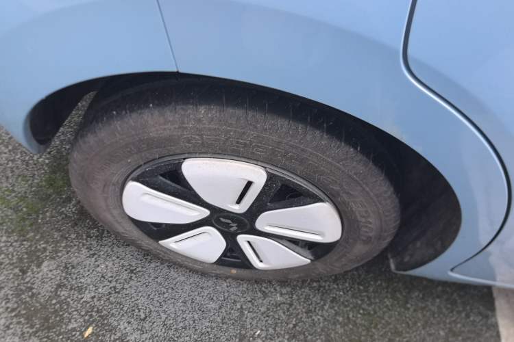 Used Wuling Hongguang MINIEV 2025 Four-Door Version Advanced Edition Right Rear Wheel Hub