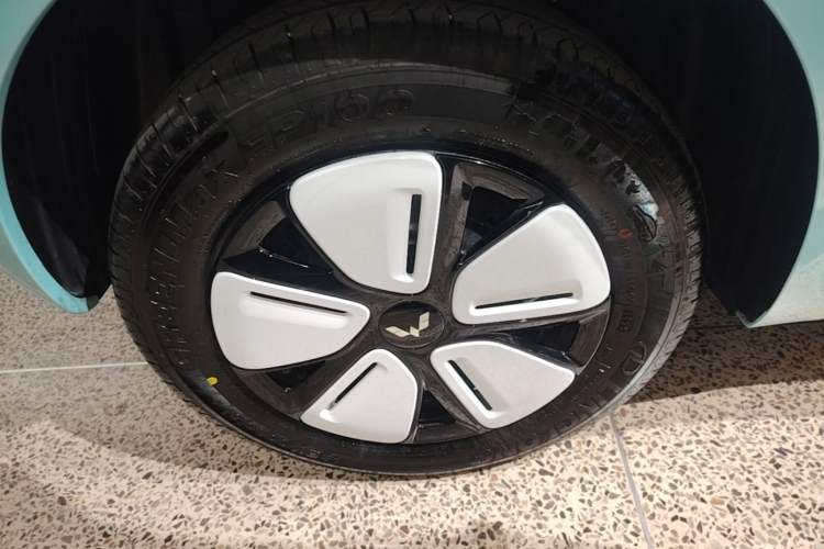 Used Wuling Hongguang MINIEV 2025 Four-Door Version Zhenxiang+ Edition Right Rear Wheel Hub