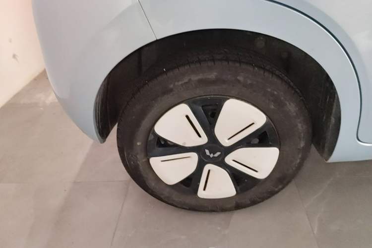 Used Wuling Hongguang MINIEV 2025 Four-Door Version Premium Edition Right Rear Wheel Hub
