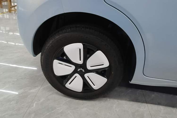 Used Wuling Hongguang MINIEV 2025 Four-Door Version Zhenxiang+ Edition Right Rear Wheel Hub
