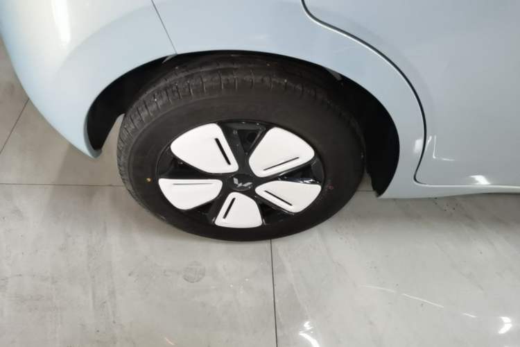 Used Wuling Hongguang MINIEV 2025 Four-Door Version Premium Edition Right Rear Wheel Hub