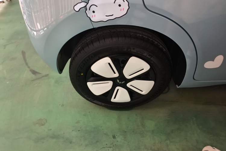 Used Wuling Hongguang MINIEV 2025 Four-Door Version Premium Edition Right Rear Wheel Hub