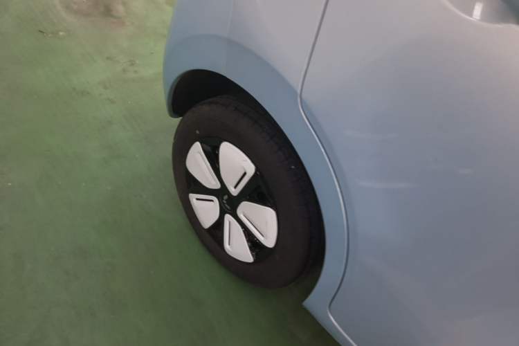 Used Wuling Hongguang MINIEV 2025 Four-Door Version Premium Edition Right Rear Wheel Hub