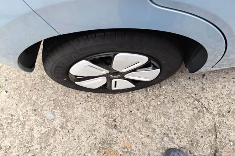 Used Wuling Hongguang MINIEV 2025 Four-Door Version Premium Edition Right Rear Wheel Hub