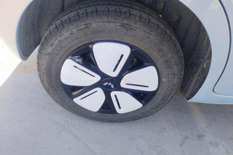 Used Wuling Hongguang MINIEV 2025 Four-Door Version Advanced Edition Right Rear Wheel Hub
