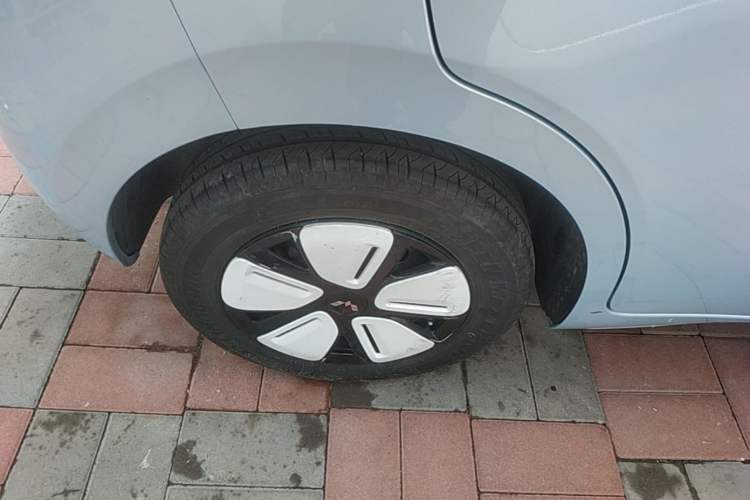 Used Wuling Hongguang MINIEV 2025 Four-Door Version Zhenxiang+ Edition Right Rear Wheel Hub