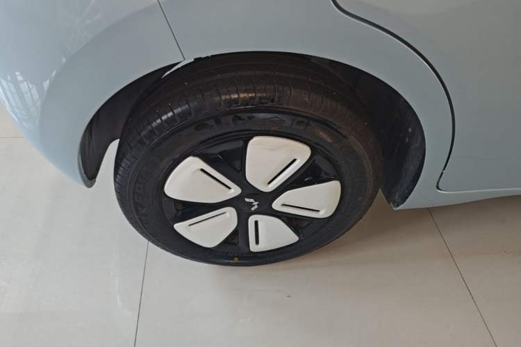 Used Wuling Hongguang MINIEV 2025 Four-Door Version Advanced Edition Right Rear Wheel Hub