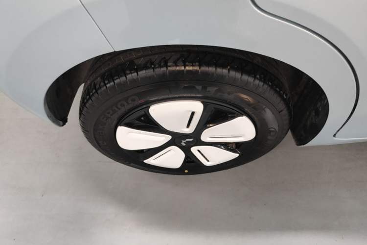 Used Wuling Hongguang MINIEV 2025 Four-Door Version Advanced Edition Right Rear Wheel Hub