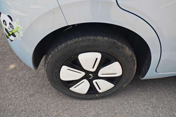 Used Wuling Hongguang MINIEV 2025 Four-Door Version Premium Edition Right Rear Wheel Hub