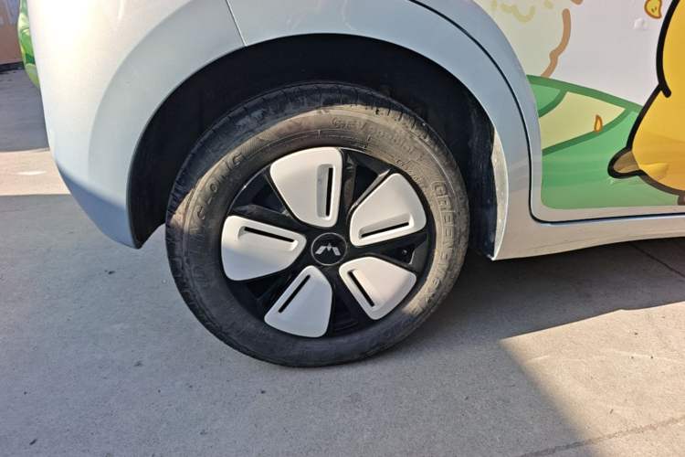 Used Wuling Hongguang MINIEV 2025 Four-Door Version Premium Edition Right Rear Wheel Hub
