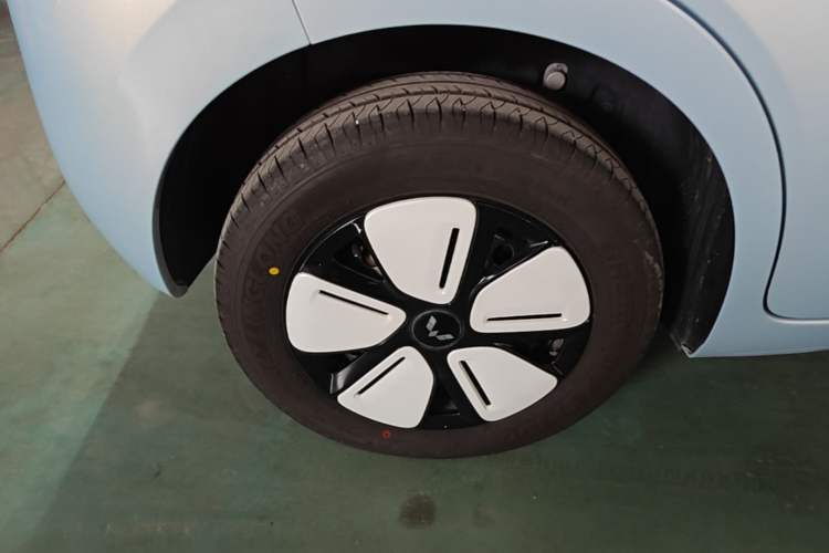 Used Wuling Hongguang MINIEV 2025 Four-Door Version Premium Edition Right Rear Wheel Hub