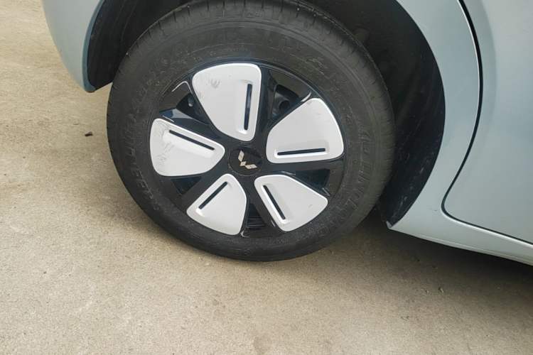 Used Wuling Hongguang MINIEV 2025 Four-Door Version Zhenxiang+ Edition Right Rear Wheel Hub