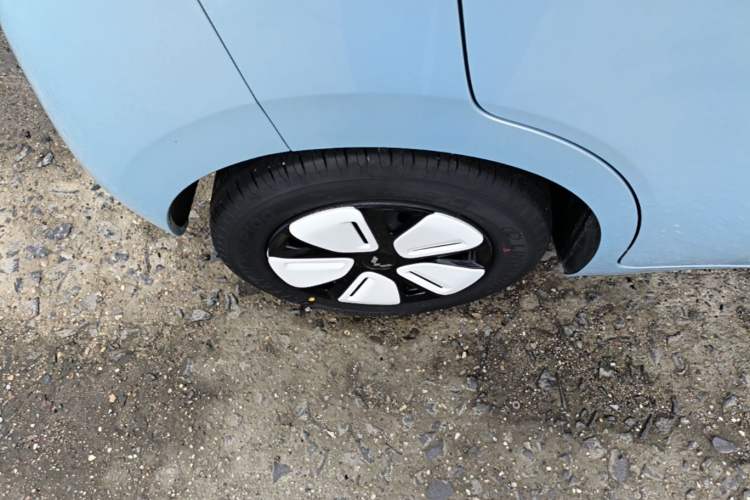 Used Wuling Hongguang MINIEV 2025 Four-Door Version Advanced Edition Right Rear Wheel Hub