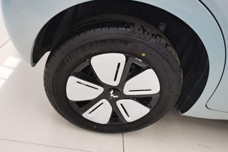 Used Wuling Hongguang MINIEV 2025 Four-Door Version Advanced Edition Right Rear Wheel Hub