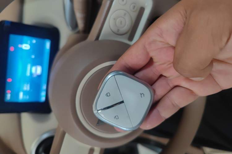Used Wuling Hongguang MINIEV 2025 Four-Door Version Premium Edition Vehicle Key