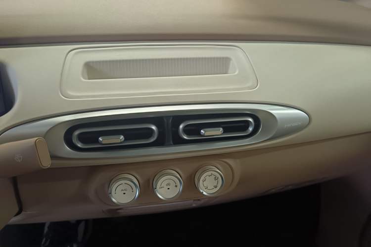 Used Wuling Hongguang MINIEV 2025 Four-Door Version Advanced Edition Audio And AC Panel